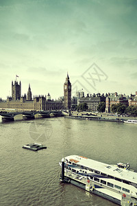 伦敦威斯敏特大本钟桥和船图片
