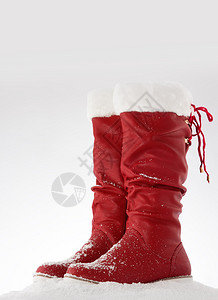 白色背景上的红色雪地靴图片