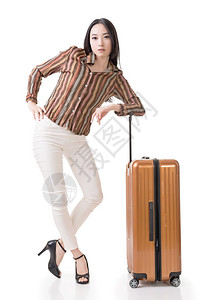 现代亚洲女拿着行李站在白色背景的图片