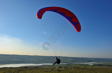 滑翔伞在奇妙的景观中翱翔图片