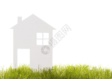 用纸剪下来的房子在被白色隔离的草地上图片