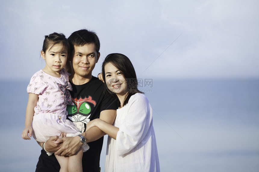 海边的一家人图片
