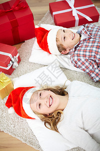 坐在枕头的圣诞老人帽上快乐兄弟姐妹的肖像图片