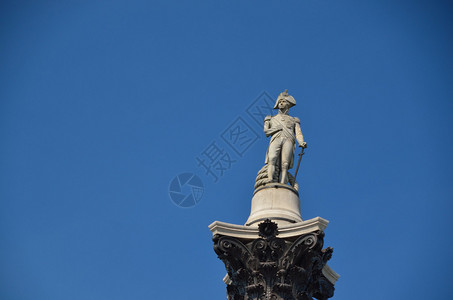 伦敦蓝天下的拿破仑雕像背景图片