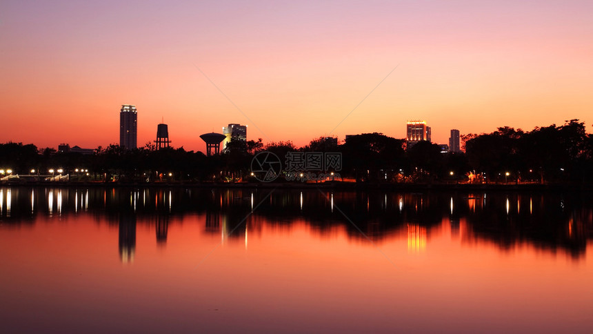 曼谷市中心市区泰国曼谷黄昏的天空图片