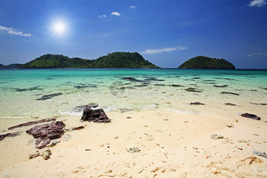 泰国美丽的海滩和水晶海对抗太阳图片