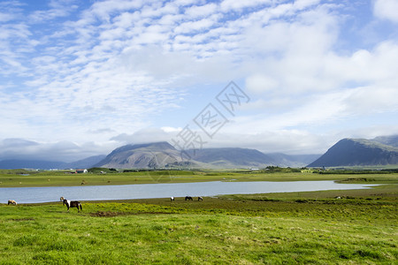 在山地背景下美丽的湖泊冰岛良图片