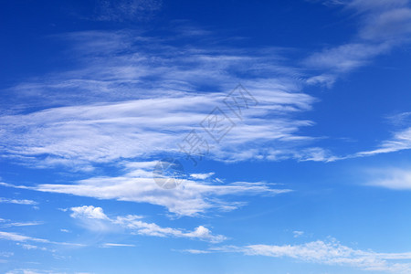 夏日阳光明媚的蓝天白云图片