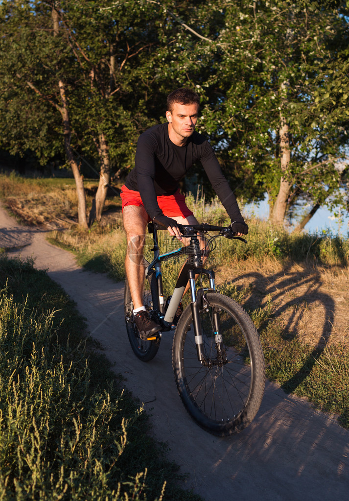 山地自行车骑自行车者在日出时骑自行车健康生活方式活跃的图片