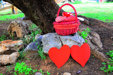 情人节手工制作的装饰品野餐篮子大心脏托儿所装图片