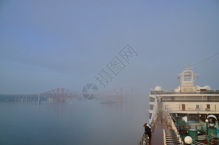 昆斯费里港与红桥和雾中的船图片