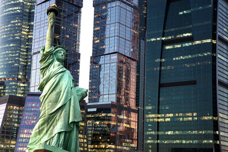 纽约自由女神像凌驾于城市图片