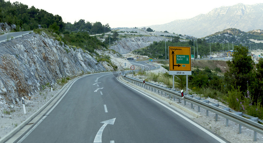 黑山间的蛇形道路图片