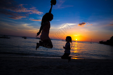 母亲和女儿在菲律宾博拉凯海滩玩图片