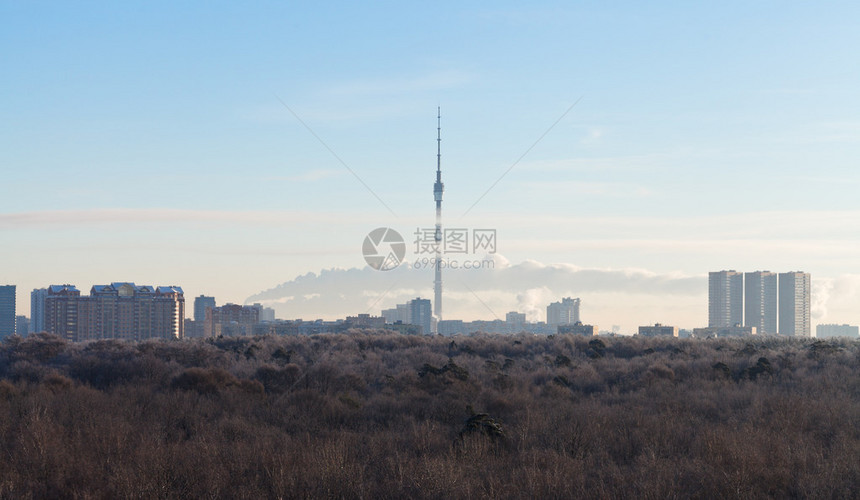 清晨蓝天在莫斯科市公图片