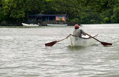 男子在尼加拉瓜湖图片