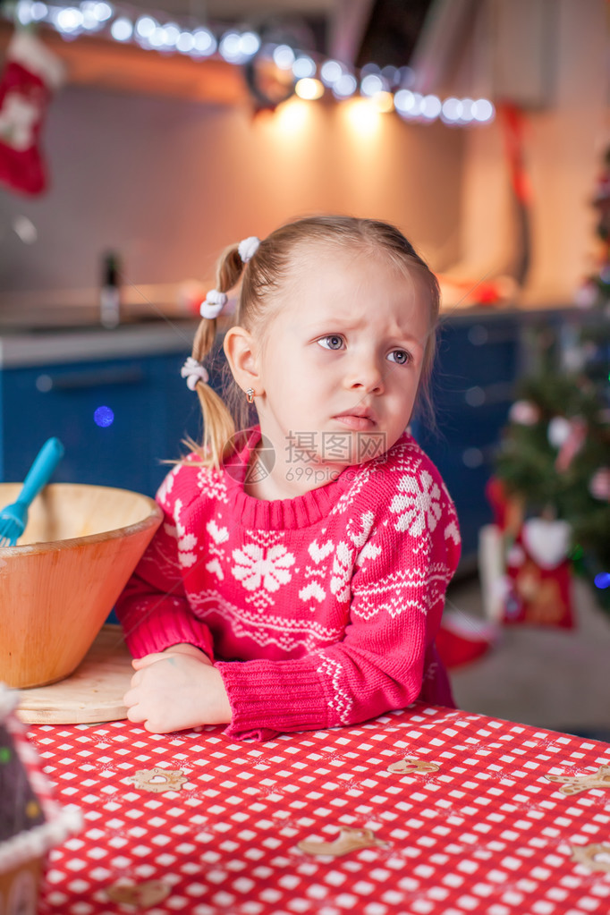 可怜的小女孩做圣诞姜饼图片