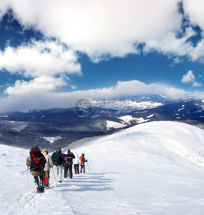 山中雪山上的游客图片