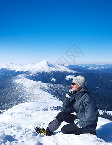 雪山女游客图片