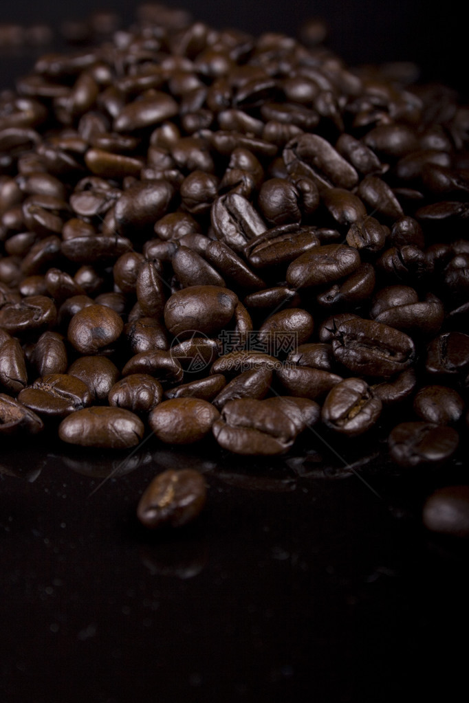 黑色背景中的咖啡豆图片