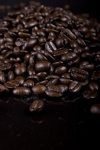 黑色背景中的咖啡豆背景图片