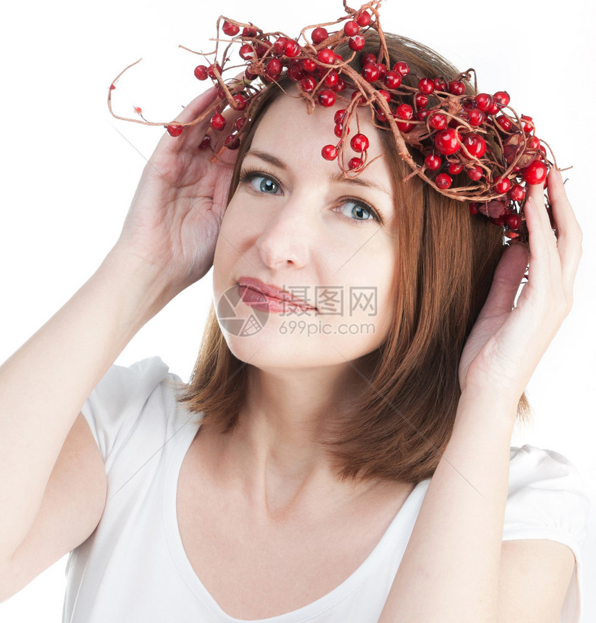 红色浆果花圈的漂亮女人图片