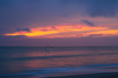 日落后黄昏的暮光海滨天空和海图片