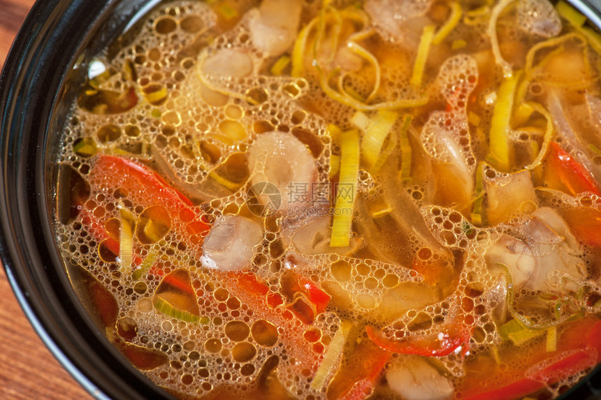 新鲜蔬菜汤由蘑菇胡图片