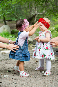玩大自然夏季的两岁幼童和2图片