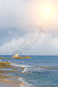 有岩石和蓝色大海的阳光海滩图片