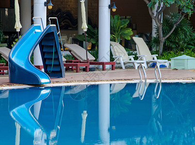 酒店的蓝色游泳池图片