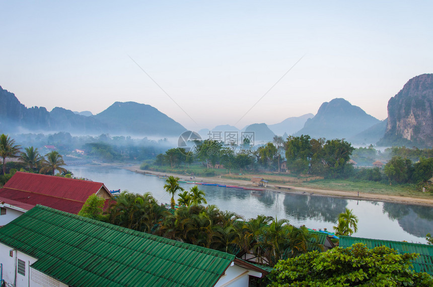 老挝万荣南宋河边的宁静景观图片