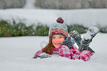 躺在雪地上的小女孩图片