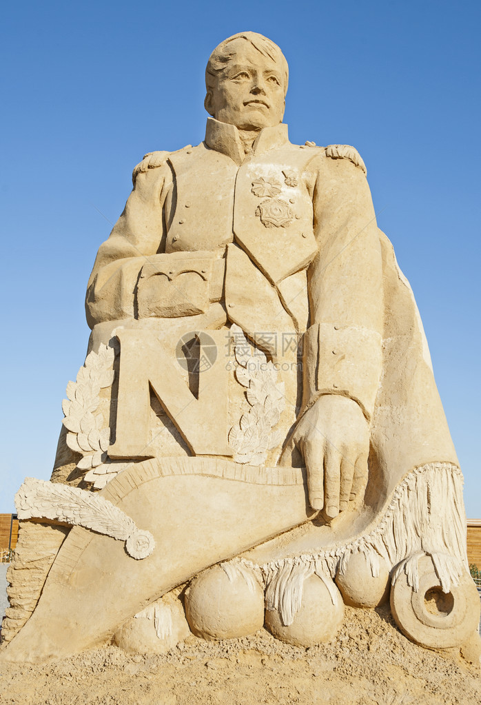 蓝天背景下的大沙雕像皇图片