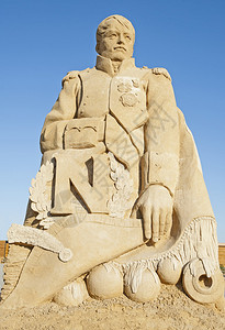 蓝天背景下的大沙雕像皇图片