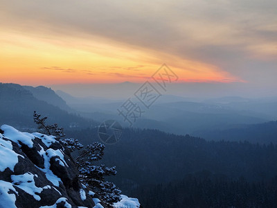 冬晨以橙色日出向东看望波希米亚萨克森瑞图片