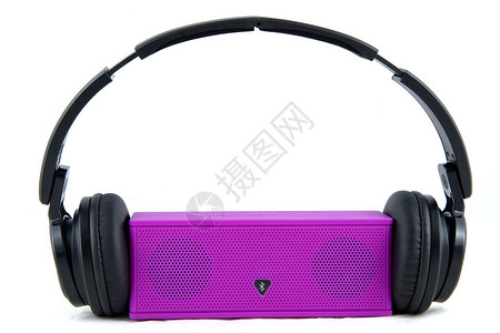 黑色耳机和紫色扬声器白图片