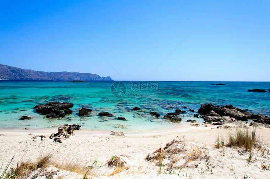 是靠近希腊克里特岛地中海西南角的一个岛屿Elafonisi是一个长方形图片