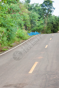 沿着一条漫长的道路走在平面和居民图片