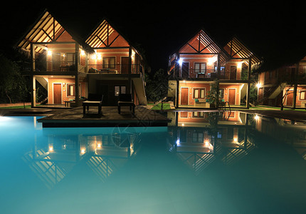 漂亮的夜景有游泳池和房子图片