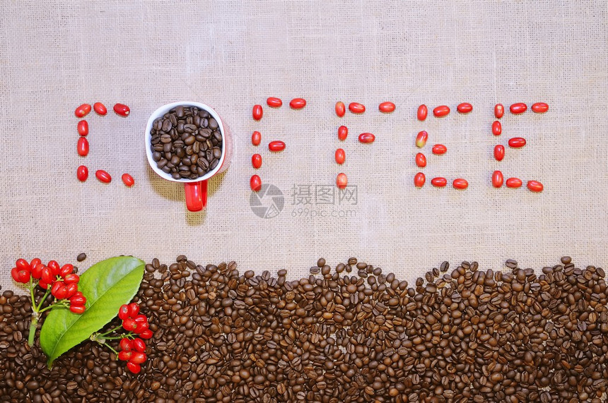 桌子上的咖啡豆用粗麻布图片