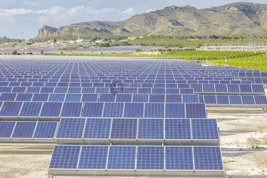 太阳能电池板作为可再生态能源来图片