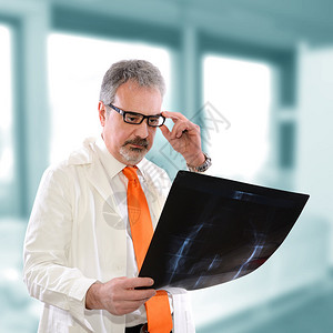 医生正在寻找X光医院进行诊断图片