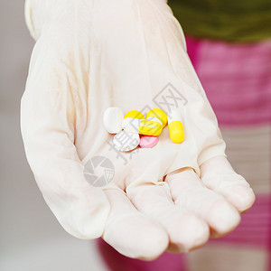 几片药在病人手套图片
