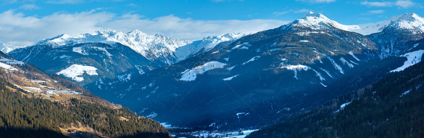 冬季山区全景村庄在斜坡图片
