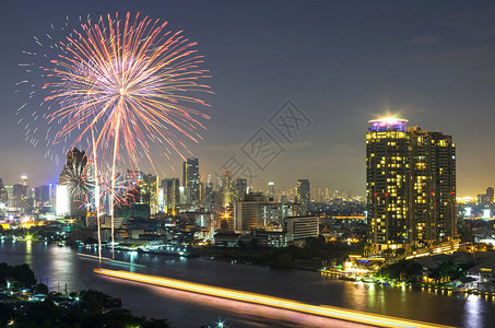 烟花与Bangkok城市风景河流视图在黄昏图片