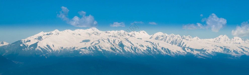 蓝天雪山脉景观全景图片