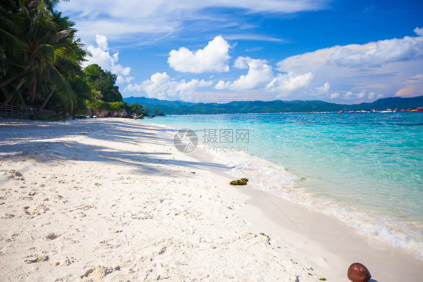 完美的热带海滩碧绿的海水和白色的沙滩图片