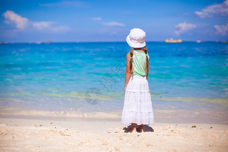 菲律宾博拉凯岛热带海滩上可爱的小女孩BoracayI图片