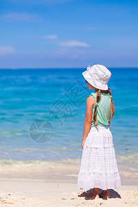 热带海滩上可爱小女孩的背影图片